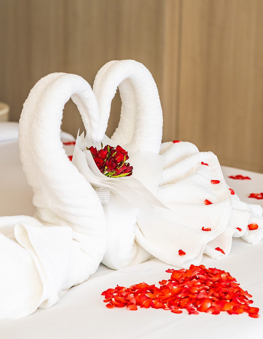 Serviette en forme de cygne blanc installé par la conciergerie sur le lit