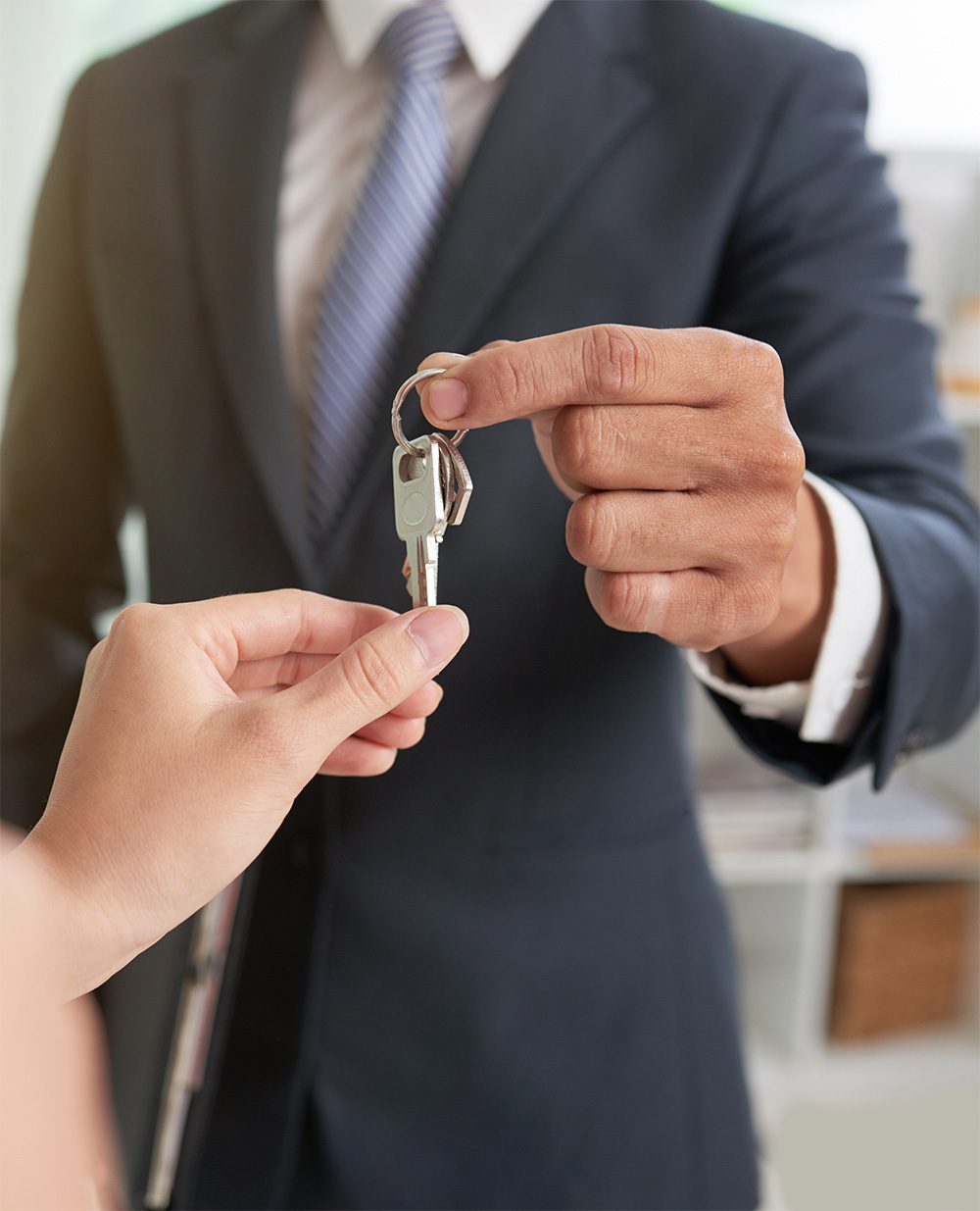 Concierge donnant les clés